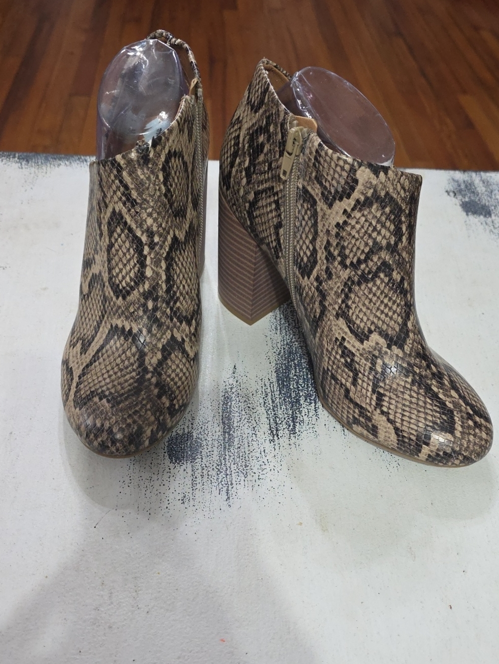 Report Women's Ankle Boots Tan Faux Snakeskin Heeled Zips Stylish Sz 9 EUC